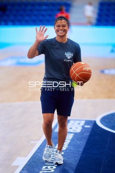 Spielerin mit Ball auf Court