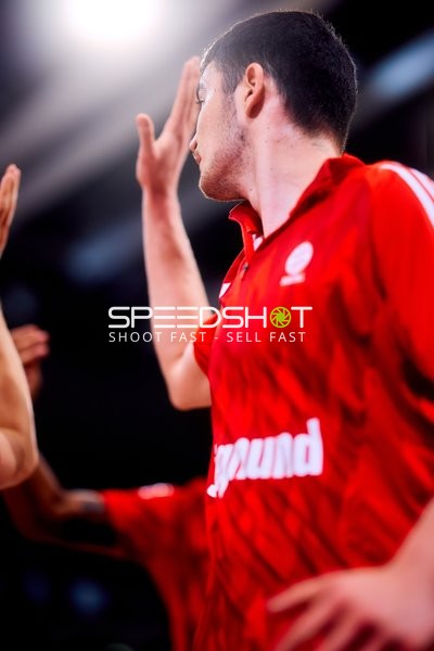 Spieler in Aufwärmtrikots