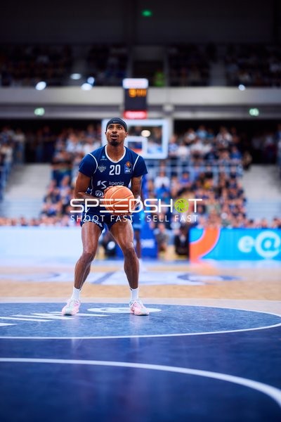 Michael Weathers (20; MLP Academics Heidelberg) wirft Freiwurf