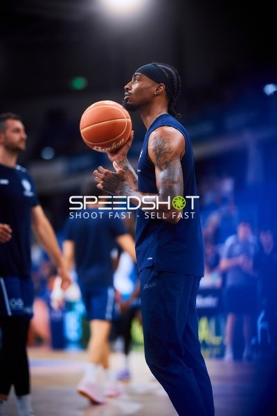 Spieler mit Ball in Position