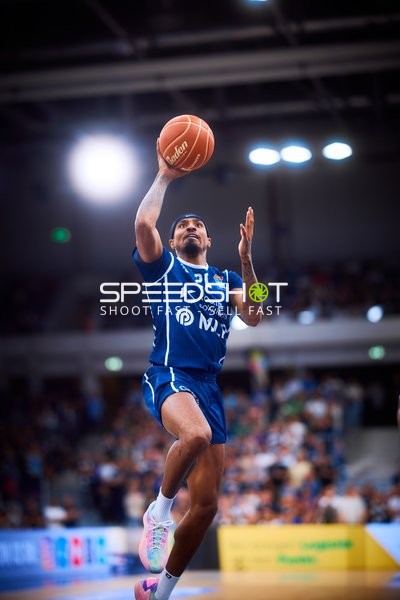 Michael Weathers (20; MLP Academics Heidelberg) wirft auf den Korb