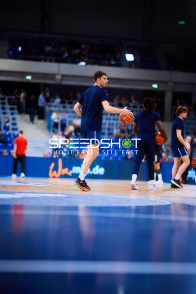 MLP Academics Spieler dribbelt