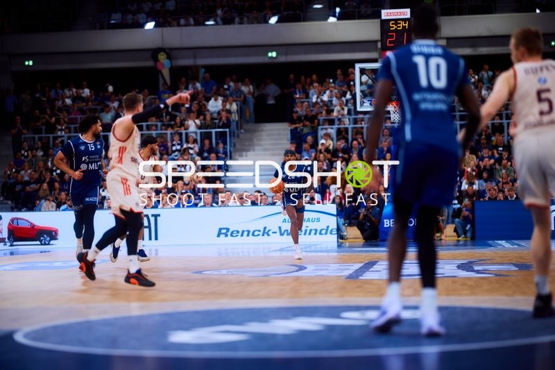 Spieler Michael Weathers (20; MLP Academics Heidelberg) mit Ball