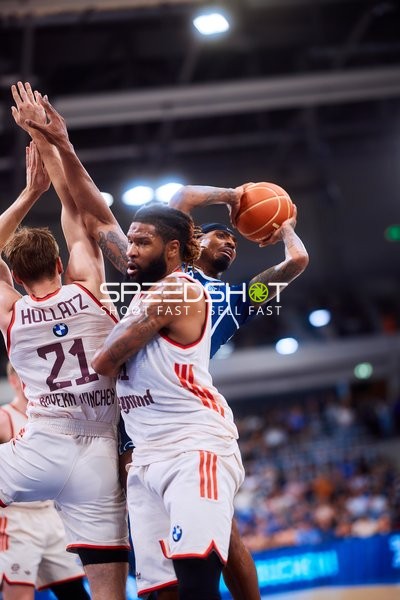 Michael Weathers (20, MLP Academics Heidelberg) wirft gegen 21, FC Bayern Basketball und Vladimir Lucic (11, FC Bayern Basketball)