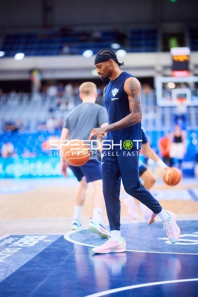 Spieler Michael Weathers (20; MLP Academics Heidelberg) dribbelt Ball