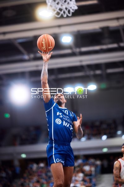 Michael Weathers (20; MLP Academics Heidelberg) wirft auf den Korb