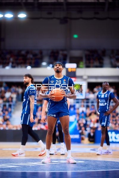 Michael Weathers (20; MLP Academics Heidelberg) wirft auf den Korb