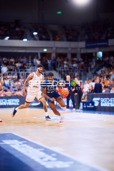 Spieler kämpfen um Ball