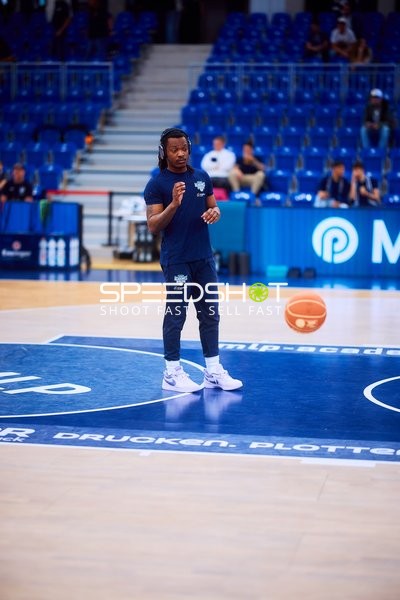 DJ Horne (0, MLP Academics Heidelberg) prellt Ball