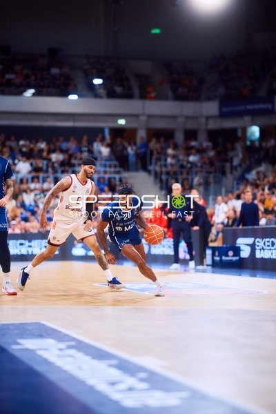 Spieler kämpfen um Ball