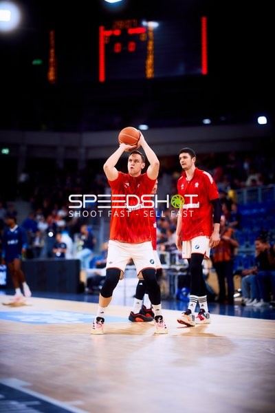 Spieler in Position auf dem Court