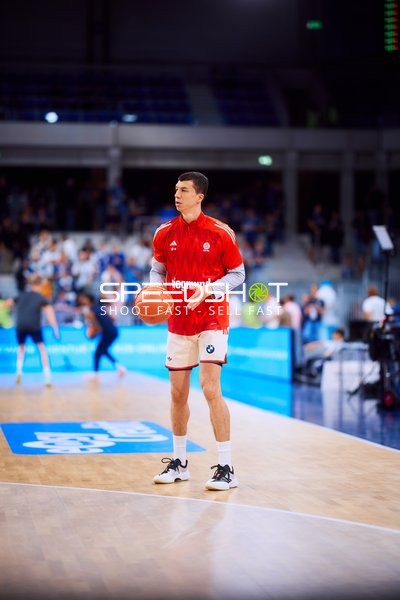 Spieler mit Ball auf Court