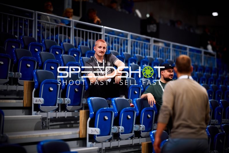 Zuschauer auf der Tribüne