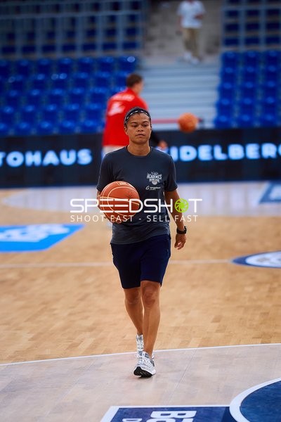 Spielerin mit Ball auf Court