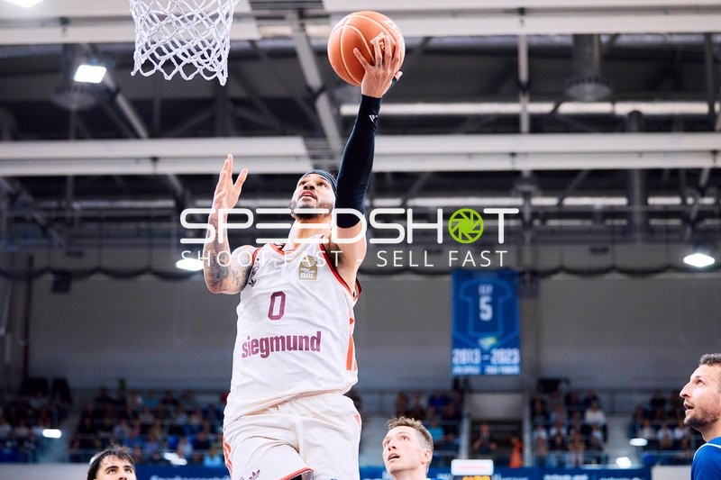 Spieler wirft auf den Korb