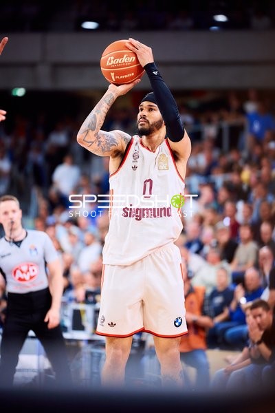 Basketball Wurf Nick Weiler-Babb (0; FC Bayern Basketball)