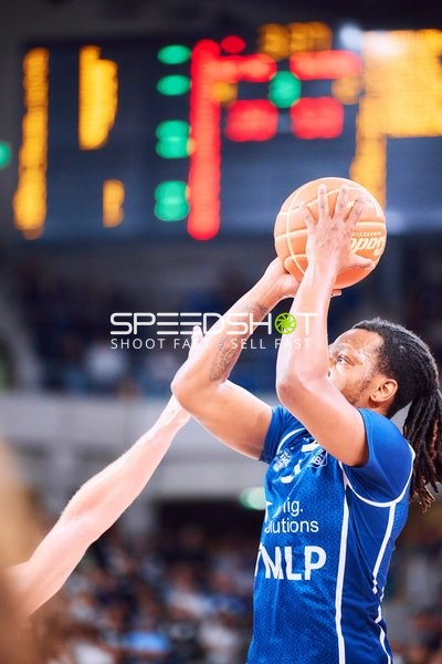 Spieler wirft auf den Korb