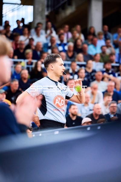 Schiedsrichter gibt Anweisungen