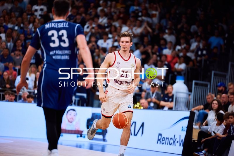 Justus Hollatz (21; FC Bayern Basketball) dribbelt den Ball