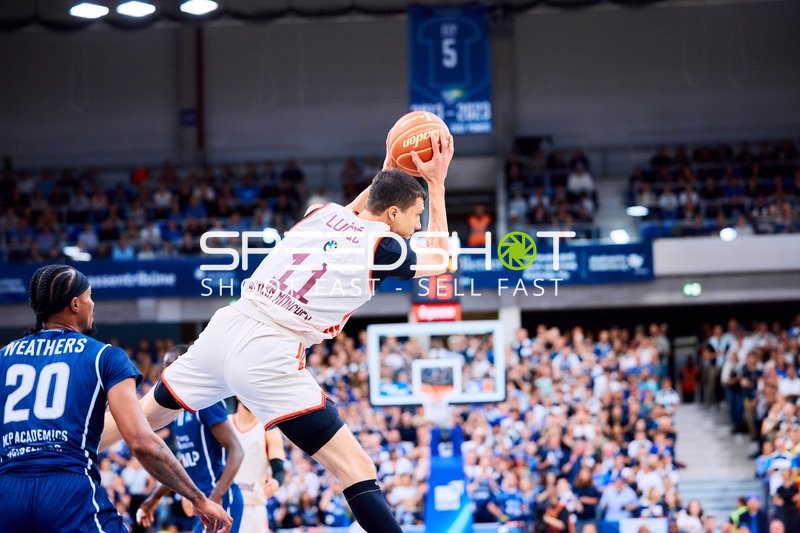 Vladimir Lucic (11; FC Bayern Basketball) holt Rebound