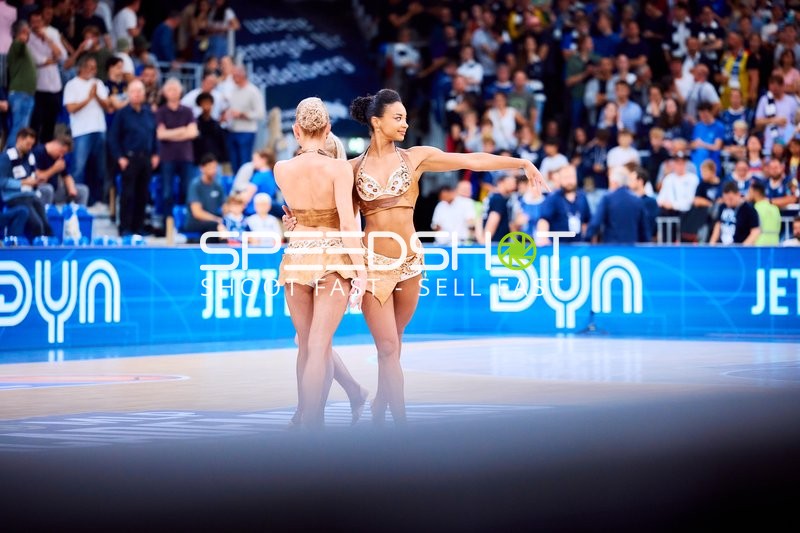 Tänzerinnen auf dem Court