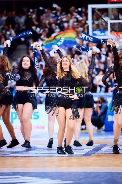 Cheerleader tanzen auf dem Court