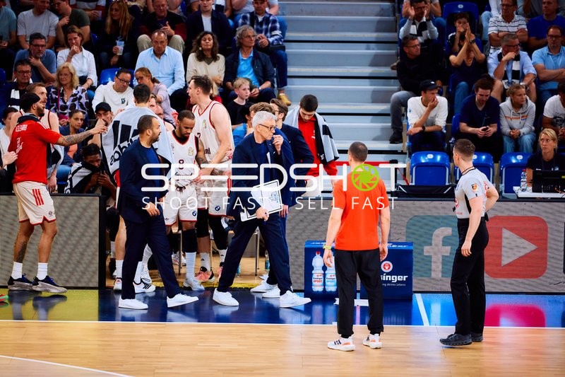 Trainer und Spieler an Seitenlinie