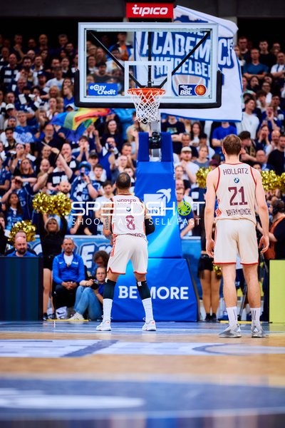 Verteidigung am Korb Shabazz Napier (8; FC Bayern Basketball) Justus Hollatz (21; FC Bayern Basketball)