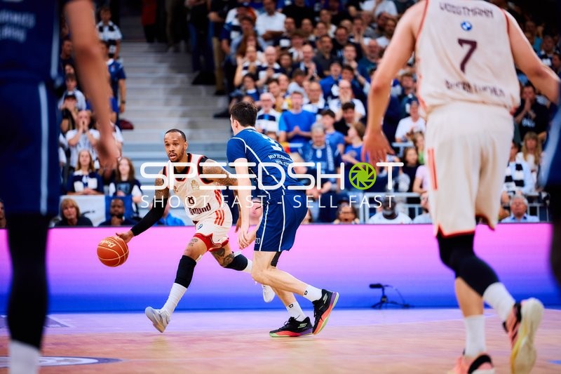 Spieler mit Ball auf Court