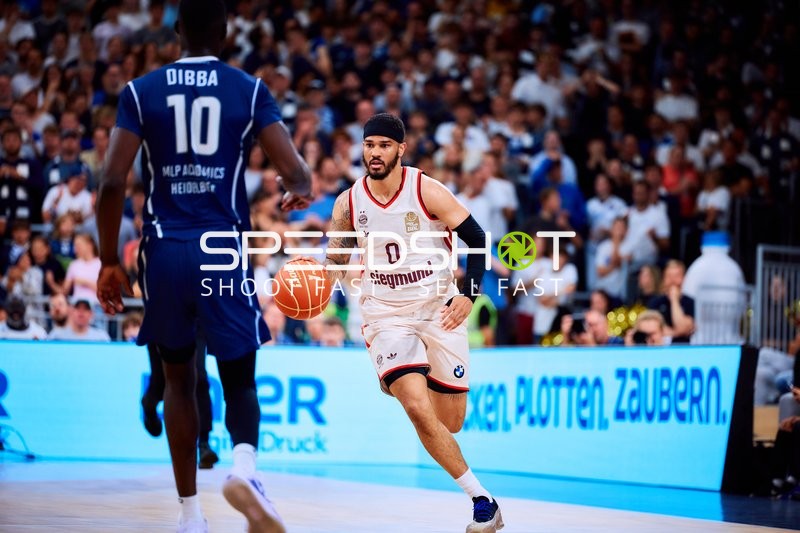 Spieler mit Ball auf dem Court