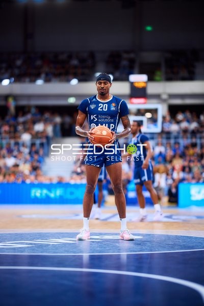 Michael Weathers (20; MLP Academics Heidelberg) in Position