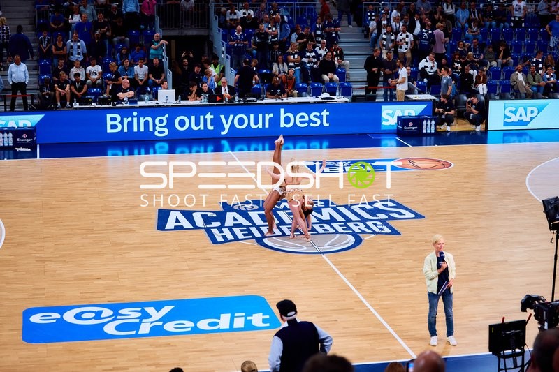 Showact auf dem Court