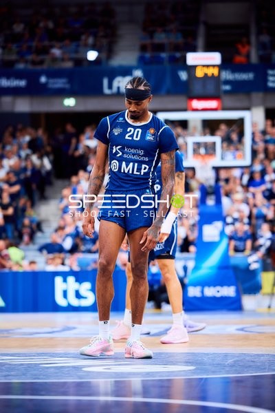 Michael Weathers (20, MLP Academics Heidelberg) steht still