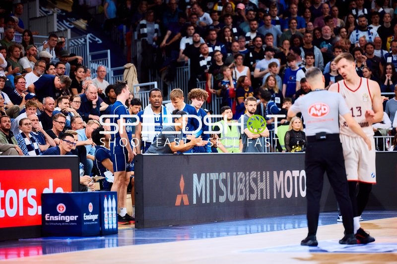 Schiedsrichter spricht mit Andreas Obst (13, FC Bayern Basketball)