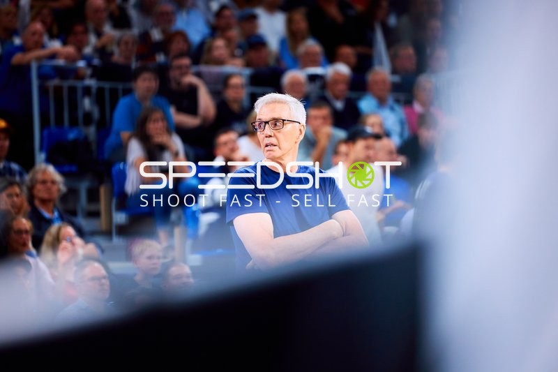 Coach Gordon Herbert (cheftrainer; FC Bayern Basketball) an der Seitenlinie