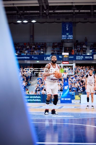 Spieler mit Ball auf Court