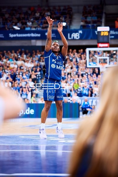 DJ Horne (0; MLP Academics Heidelberg) wirft auf den Korb