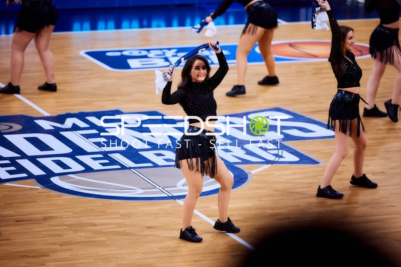 Tänzerinnen auf dem Court