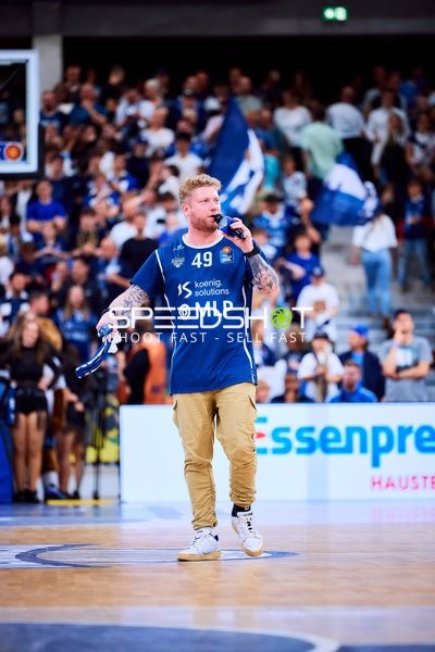 Moderation auf dem Court