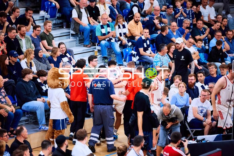 Verletzter Spieler wird betreut