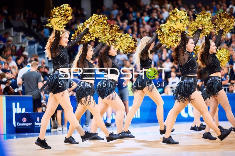 Cheerleader feiern gemeinsam