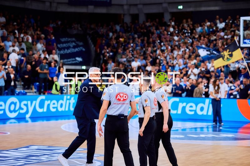 Coach und Schiedsrichter auf Court