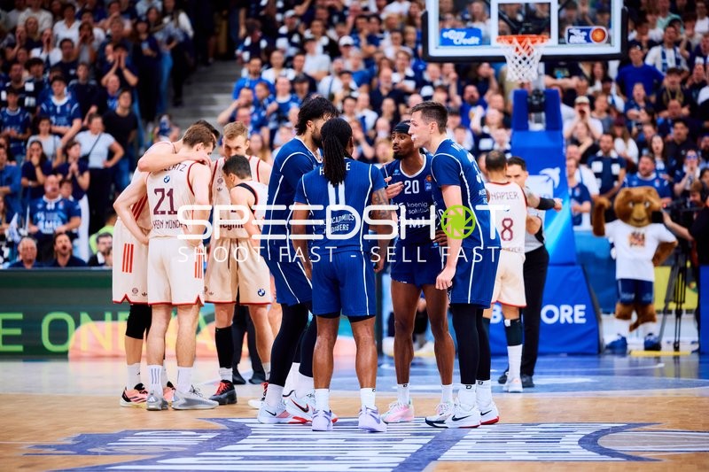 DJ Horne (0, MLP Academics Heidelberg) und Michael Weathers (20, MLP Academics Heidelberg) in Diskussion