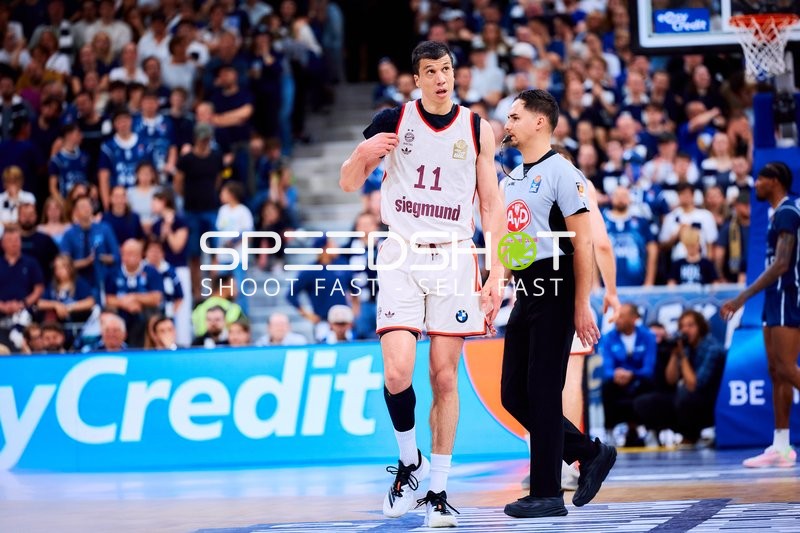Spieler Vladimir Lucic (11; FC Bayern Basketball) mit Schiedsrichter