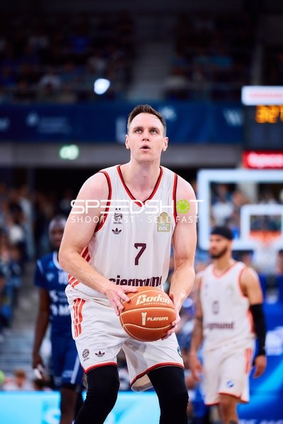 Johannes Voigtmann (7; FC Bayern Basketball) wirft auf den Korb