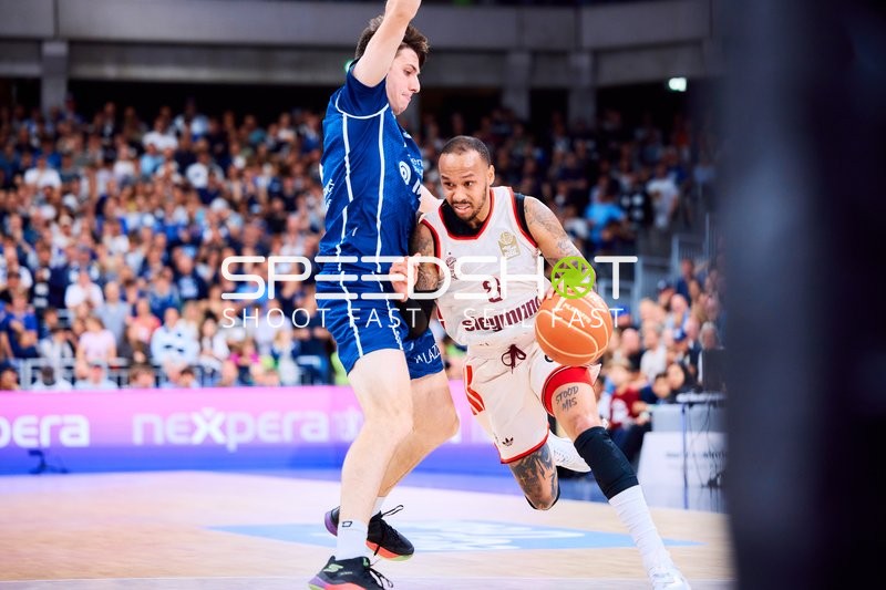 Spieler kämpfen um Ball