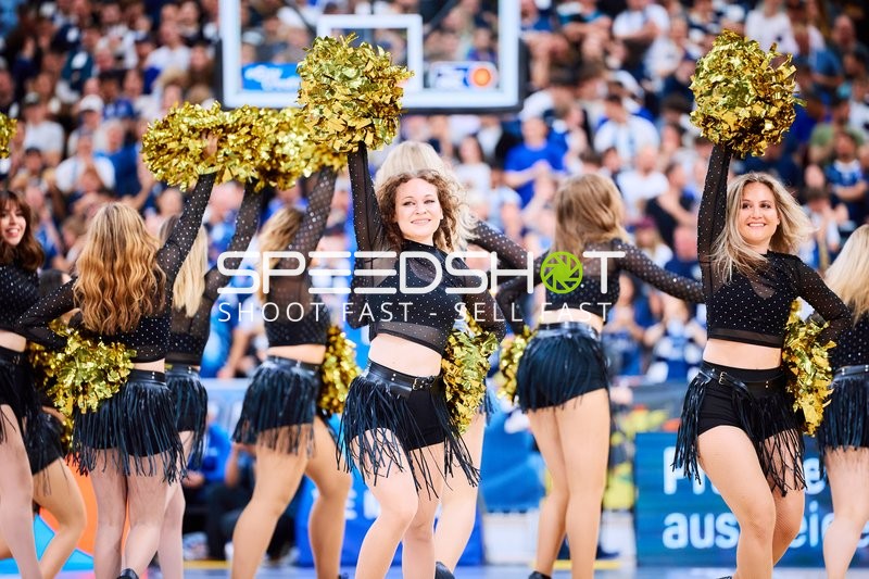 Cheerleader tanzen auf Court