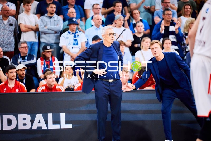 Trainer gibt Anweisungen