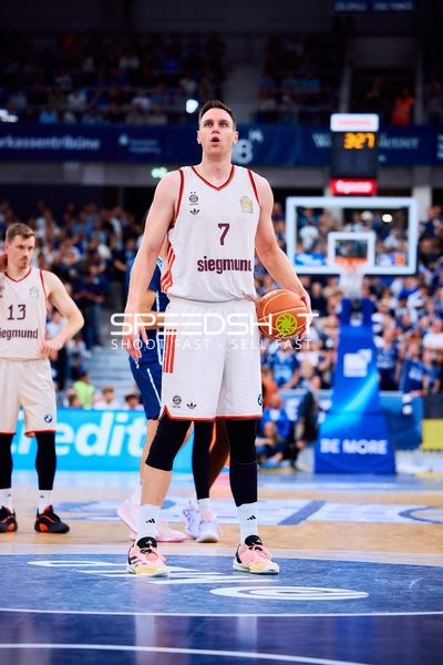 Spieler mit Ball auf dem Court