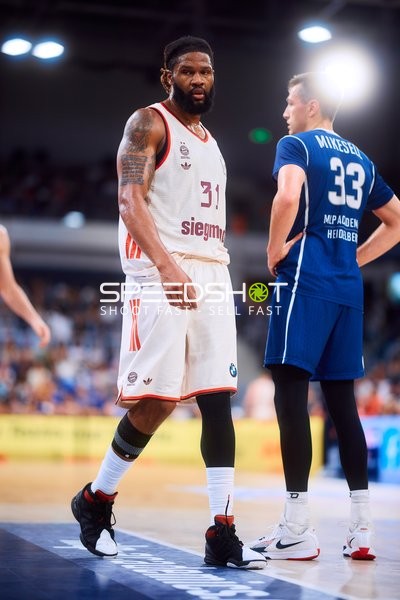 Spieler in Position auf dem Court